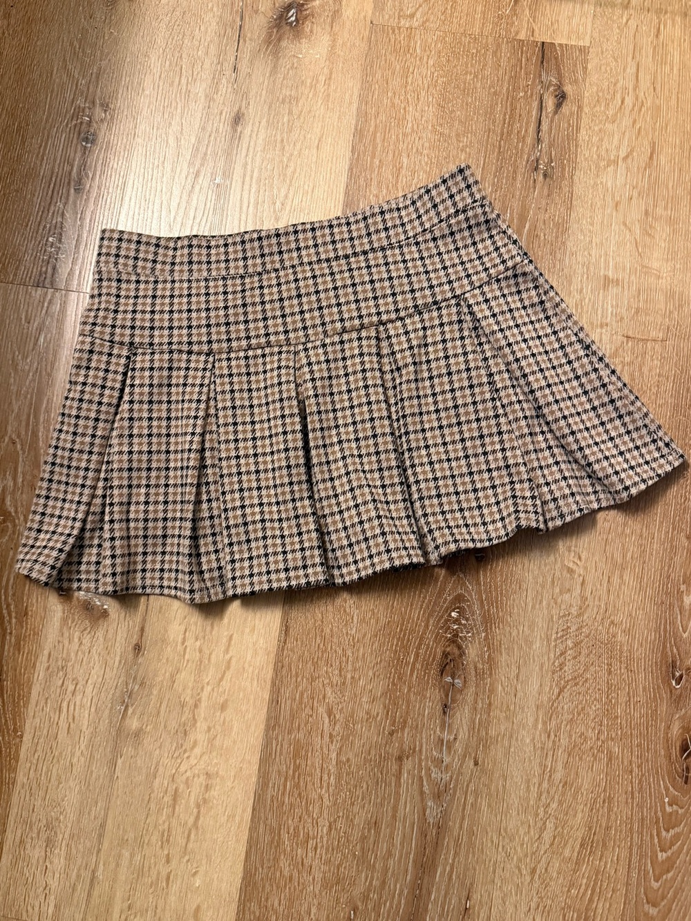 Pleated Mini Skirt in Beige Plaid Size Medium American Eagle